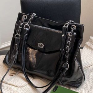 クラシックチェーンレザートート – 永遠の輝きを纏う遺産